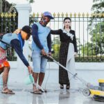 trabajadores de limpieza en acción